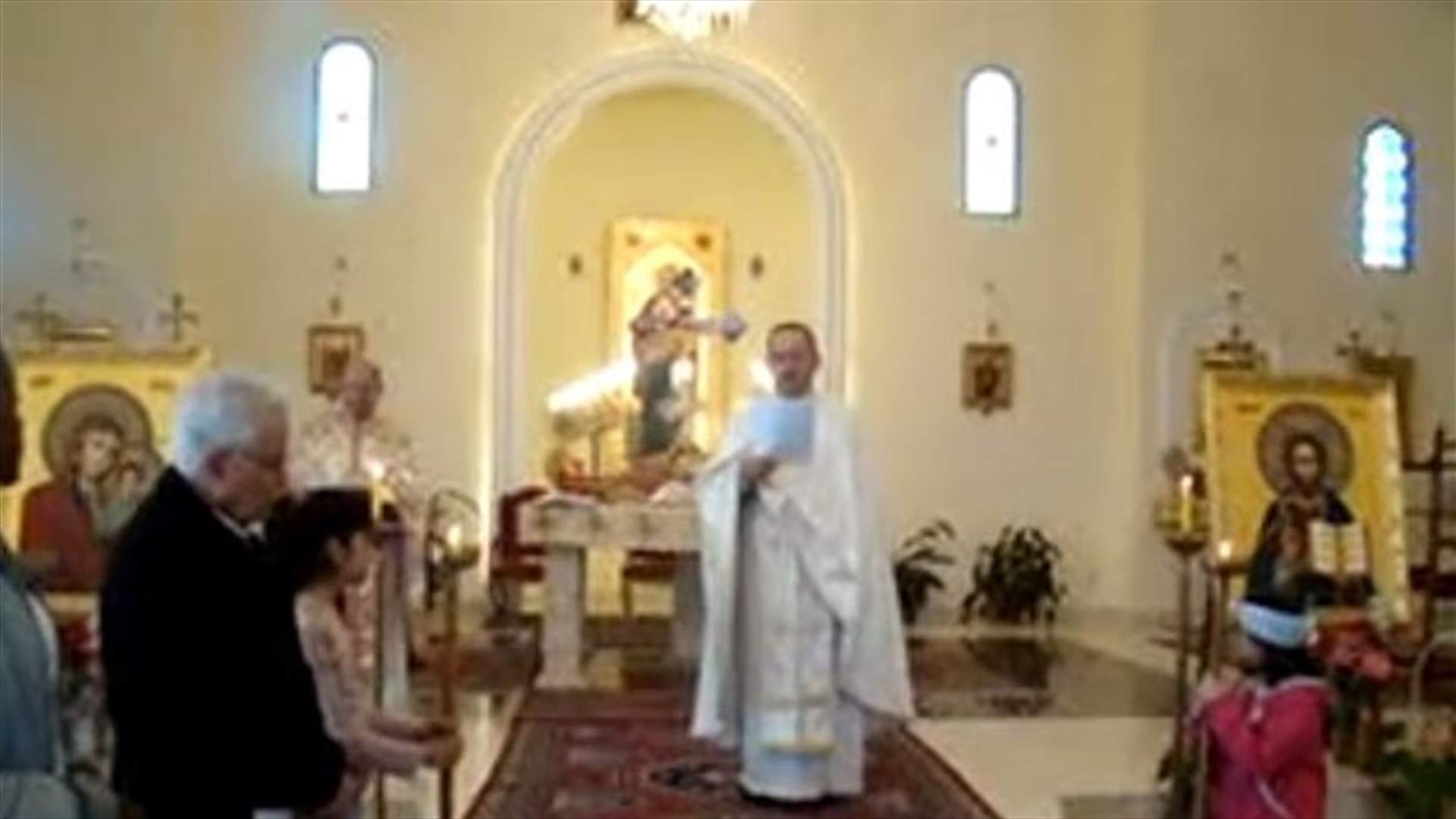 بالفيديو - كاهن يقرأ الإنجيل بالصينيّة في عجلتون
