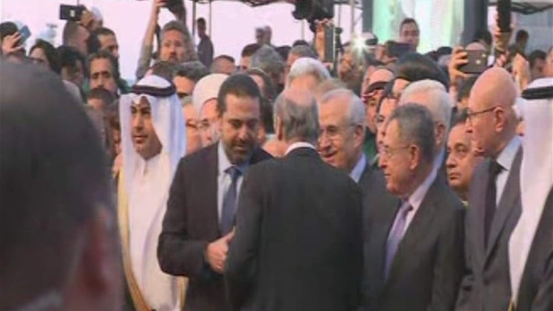 بالصور - مصافحة بين الحريري وجعجع خلال تدشين جادة الملك سلمان بن عبدالعزيز