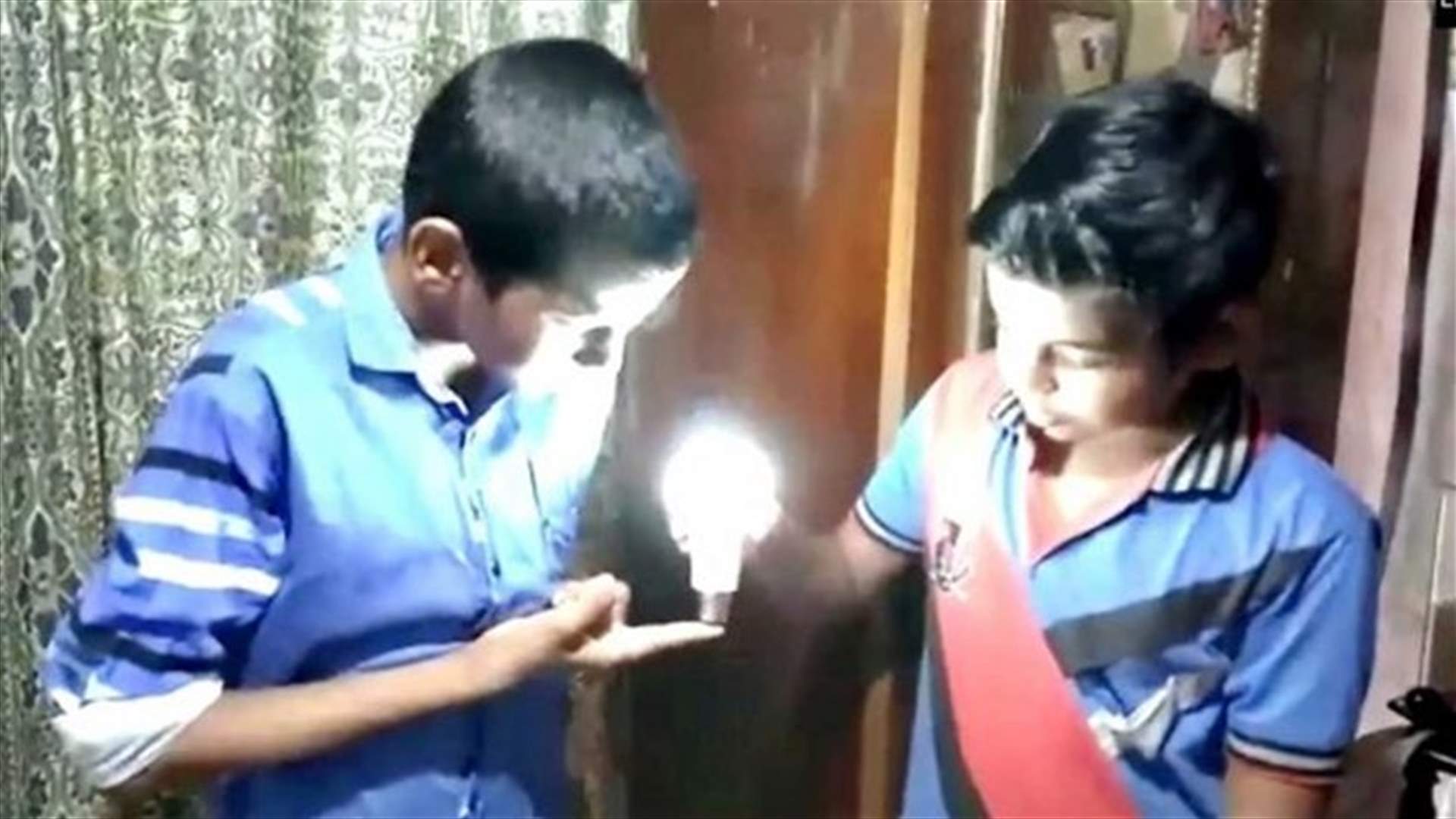 صبي يثير الضجة على الانترنت... يضيء مصباحاً بمجرد لمسه!