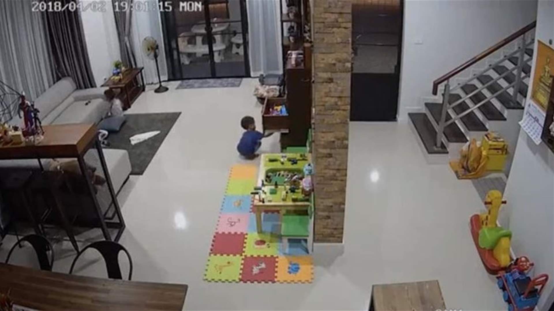 فيديو على الأهل مشاهدته... ماذا حصل مع طفل يلعب داخل منزله؟