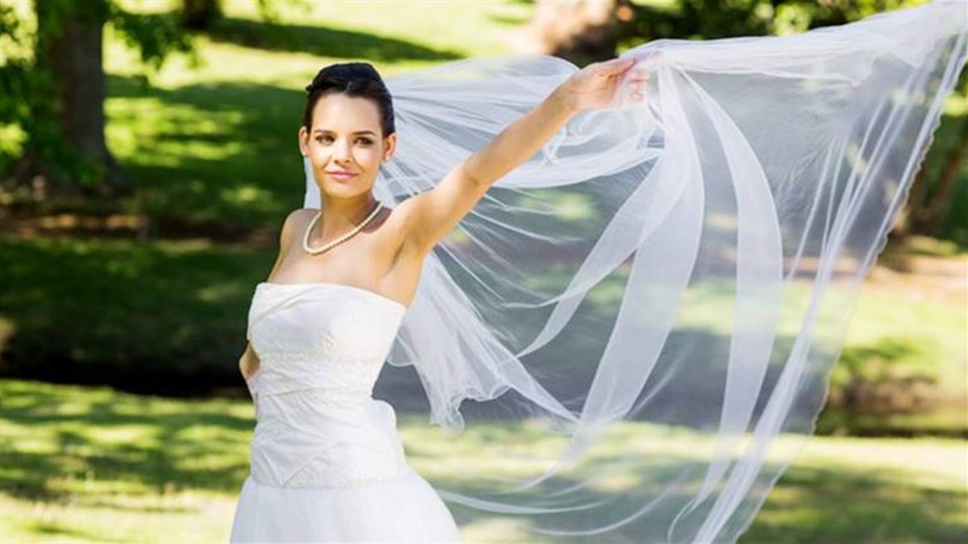 بالفيديو- لحظة ساحرة لعروس والسبب صيحة الطرحة الطائرة!