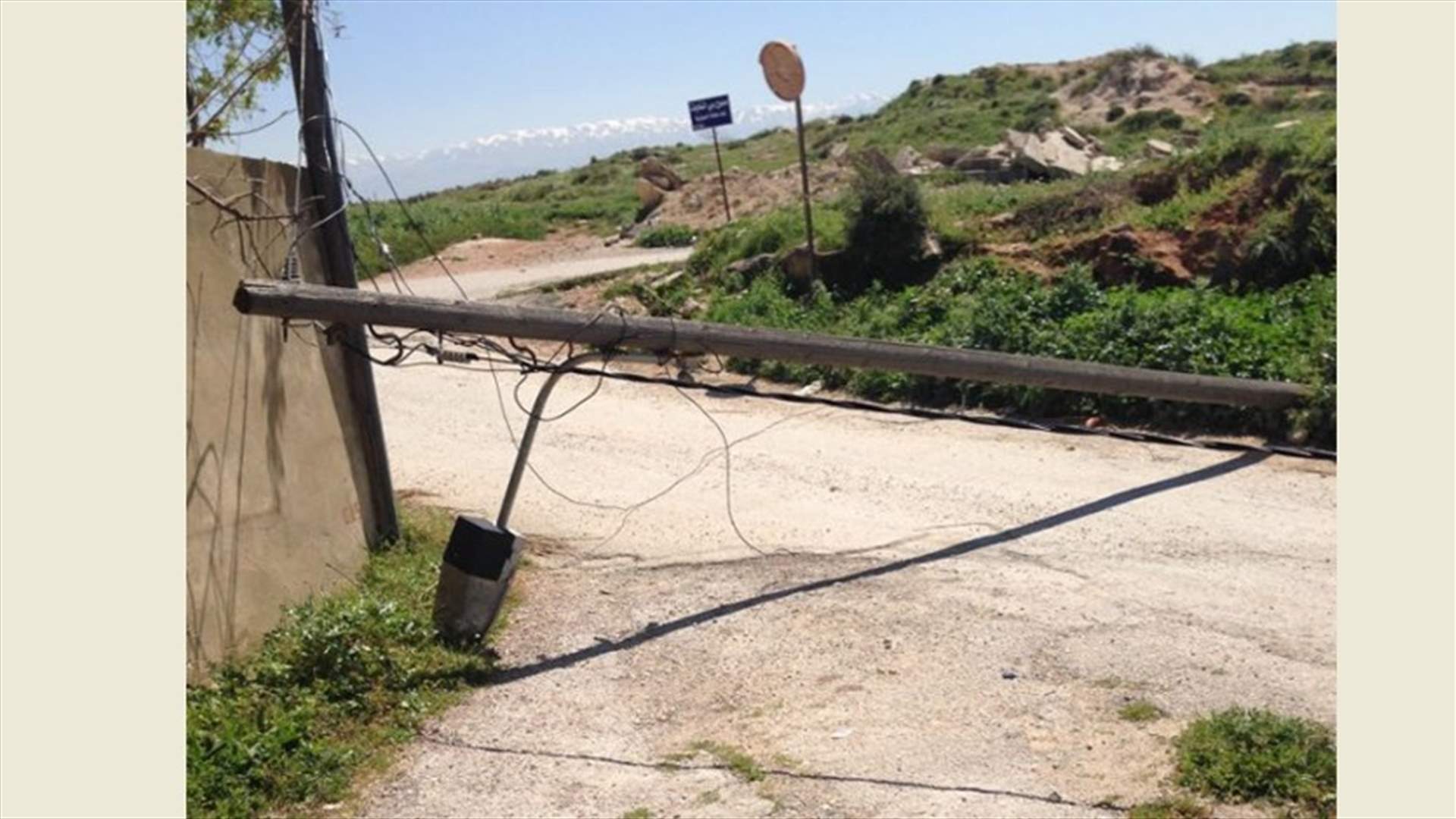 سقوط عمود كهرباء في بلدة علما