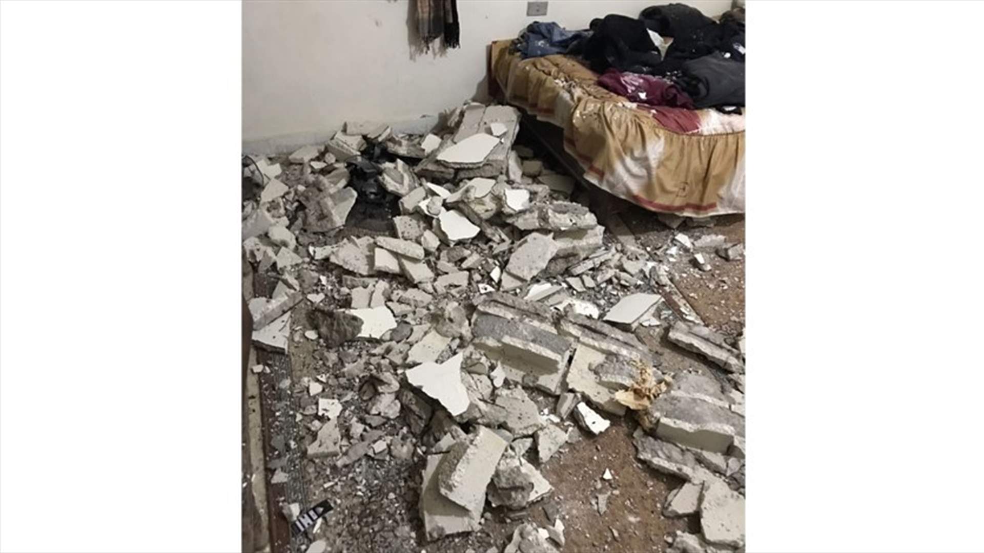بالصورة- نجاة عائلة في عين الحلوة بعد تساقط أجزاء من سقف المنزل