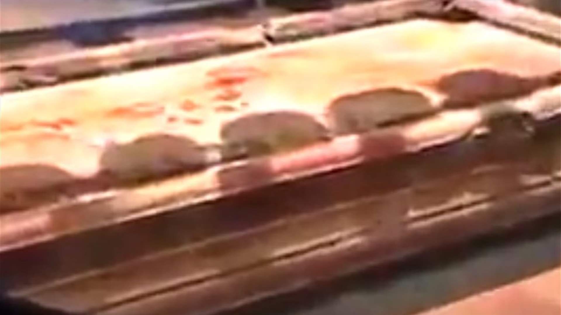 بالفيديو - هذه حقيقة الدم الذي خرج من حجر التطيب داخل كنيسة القيامة ...
