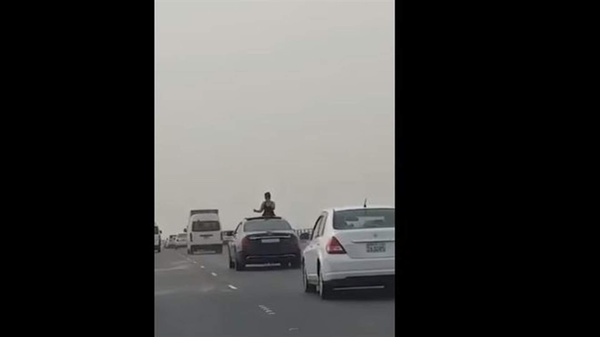 بالفيديو- فتاة تثير الضجة في البحرين... خرجت من نافذة السيارة وهذا ما فعلته!