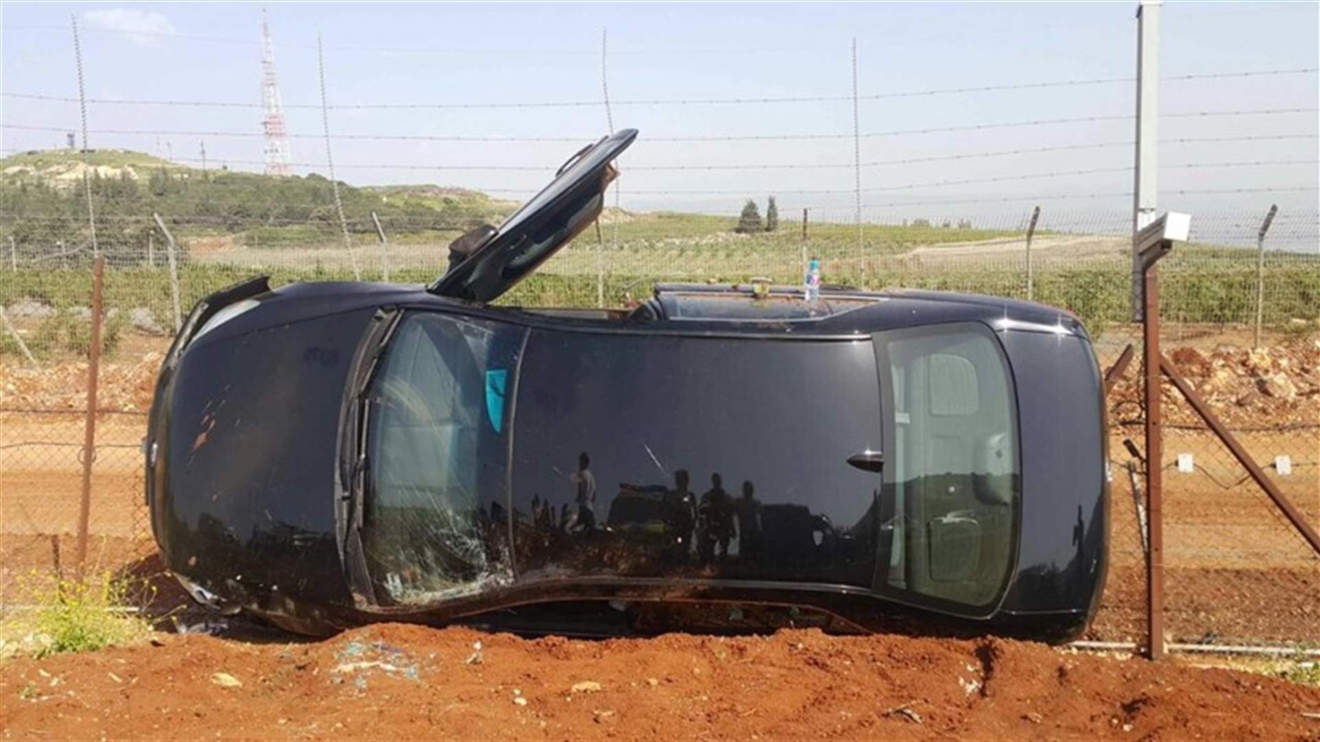 بالصورة - انقلاب سيارة على طريق العديسة يتسبب باستنفار على جانبي الحدود