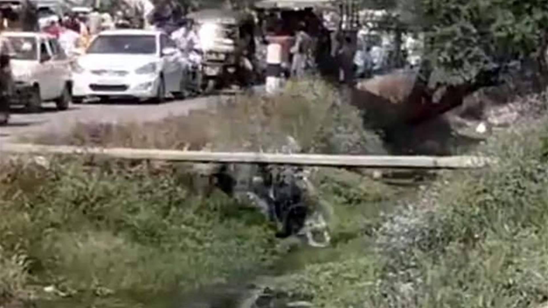 بالفيديو- لحظة سقوط سائق دراجة نارية في قناة الصرف الصحي...