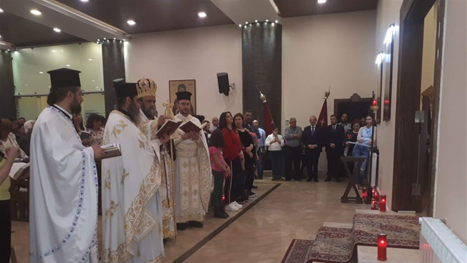 بالصورة - شعلة النور المقدس في رحبة بحضور حشد من المؤمنين