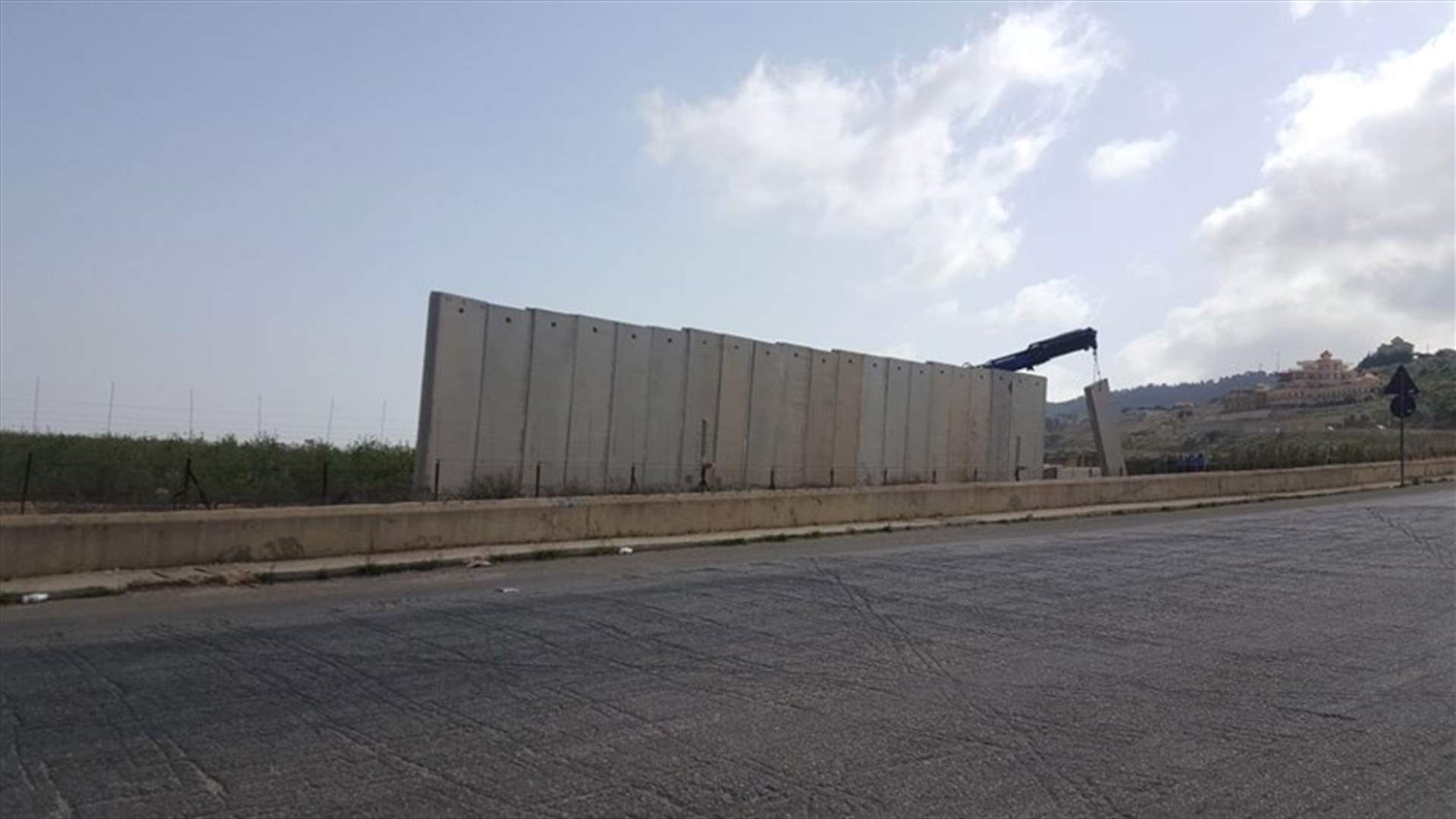 اسرائيل استأنفت بناء الجدار الاسمنتي صباحا
