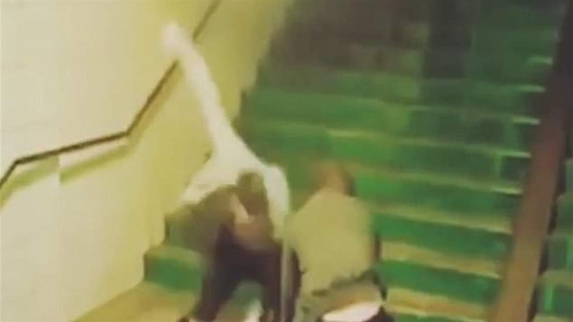 فيديو مروّع لرجل مسنّ يتعرض للإعتداء والضرب