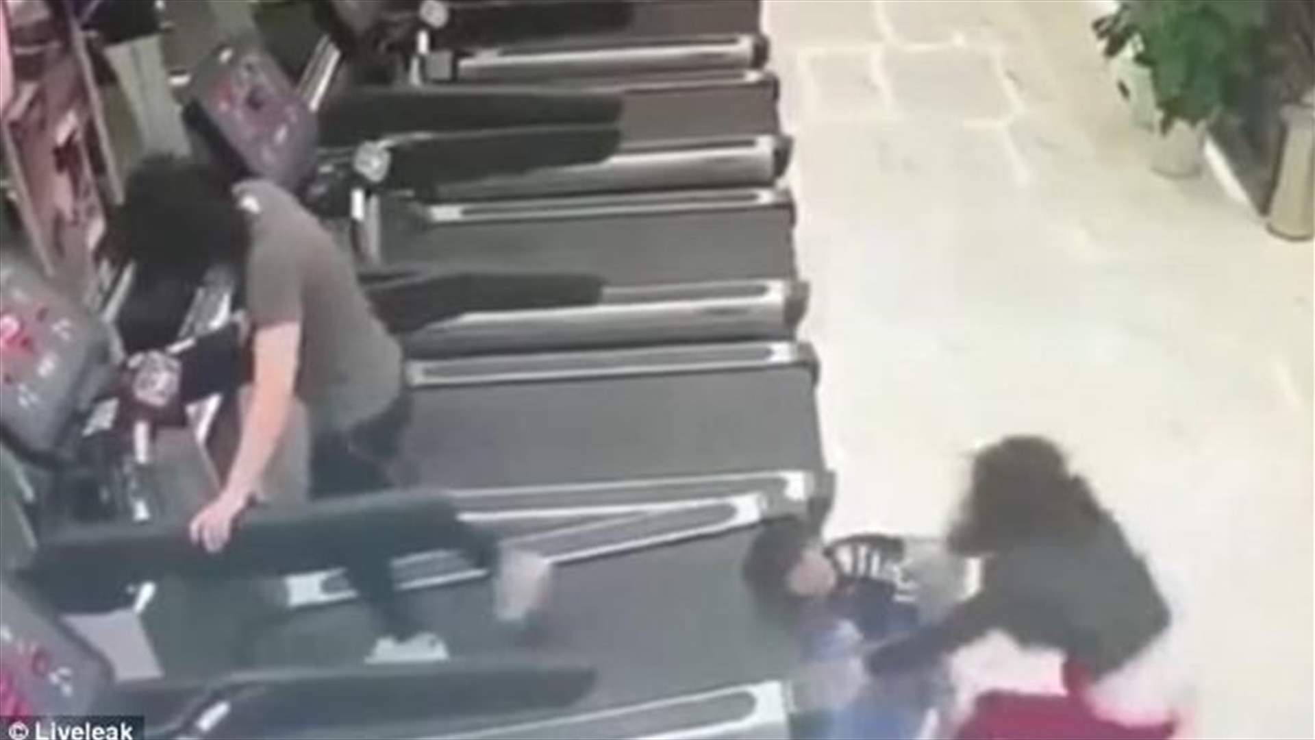 بالفيديو – سيّدة أنقذت طفلاً من الموت بسبب آلة المشي في النادي الرياضي