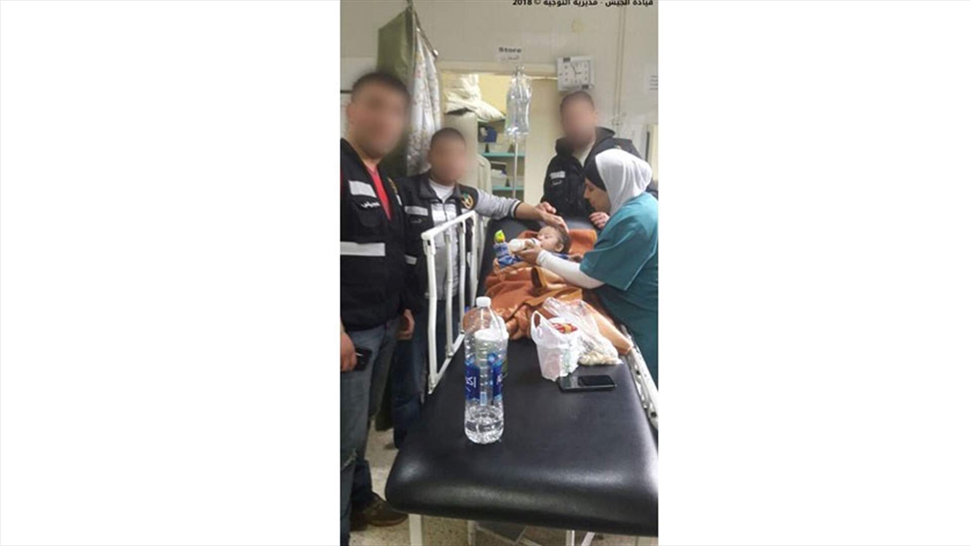 بالصورة - بعد فقدانها في جرود المصنع... الجيش يعثر على طفلة سورية