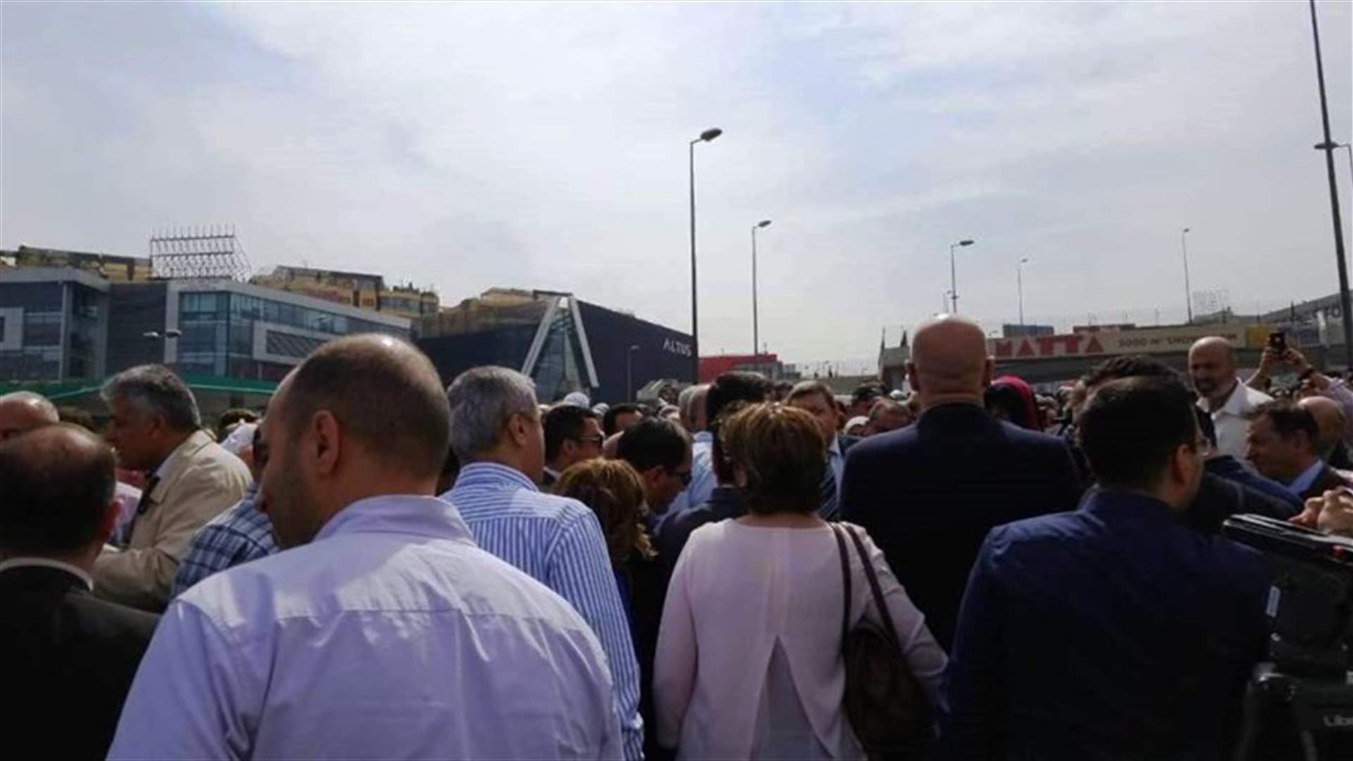 بالصورة - اساتذة اللبنانية يعتصمون على طريق القصر الجمهوري