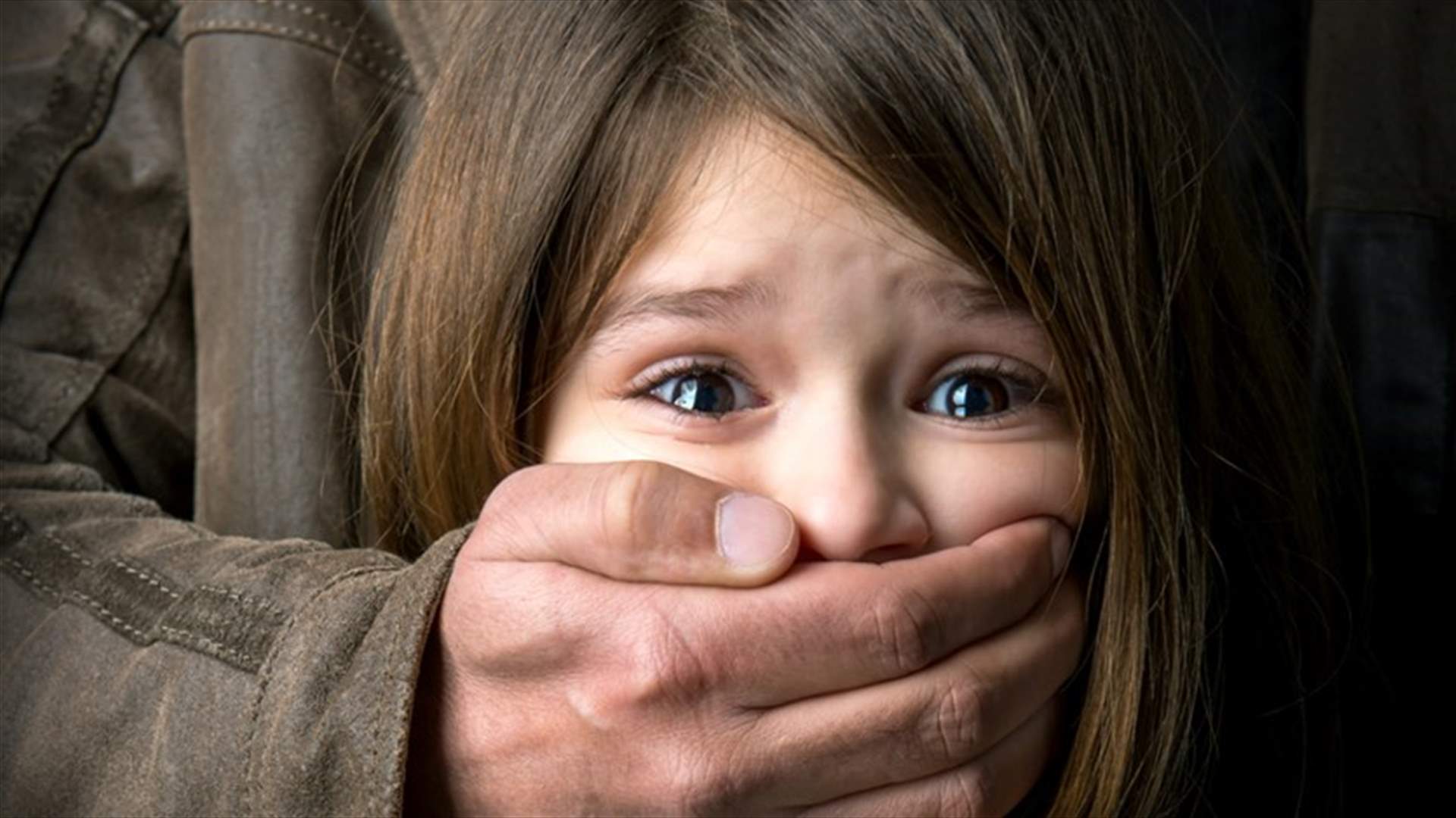 أب شجاع ينقذ طفلته من الخطف... ماذا فعل بالمشتبه به؟