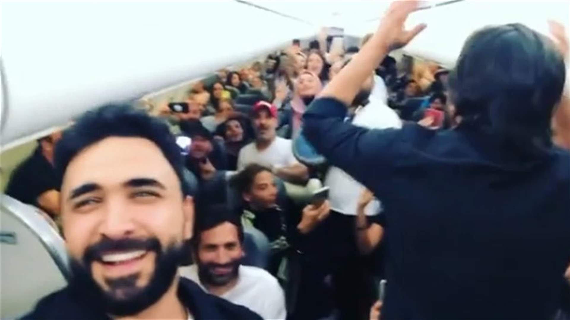 بالفيديو- بين السما والأرض.. نادر الأتات ولّعها بالطيارة!