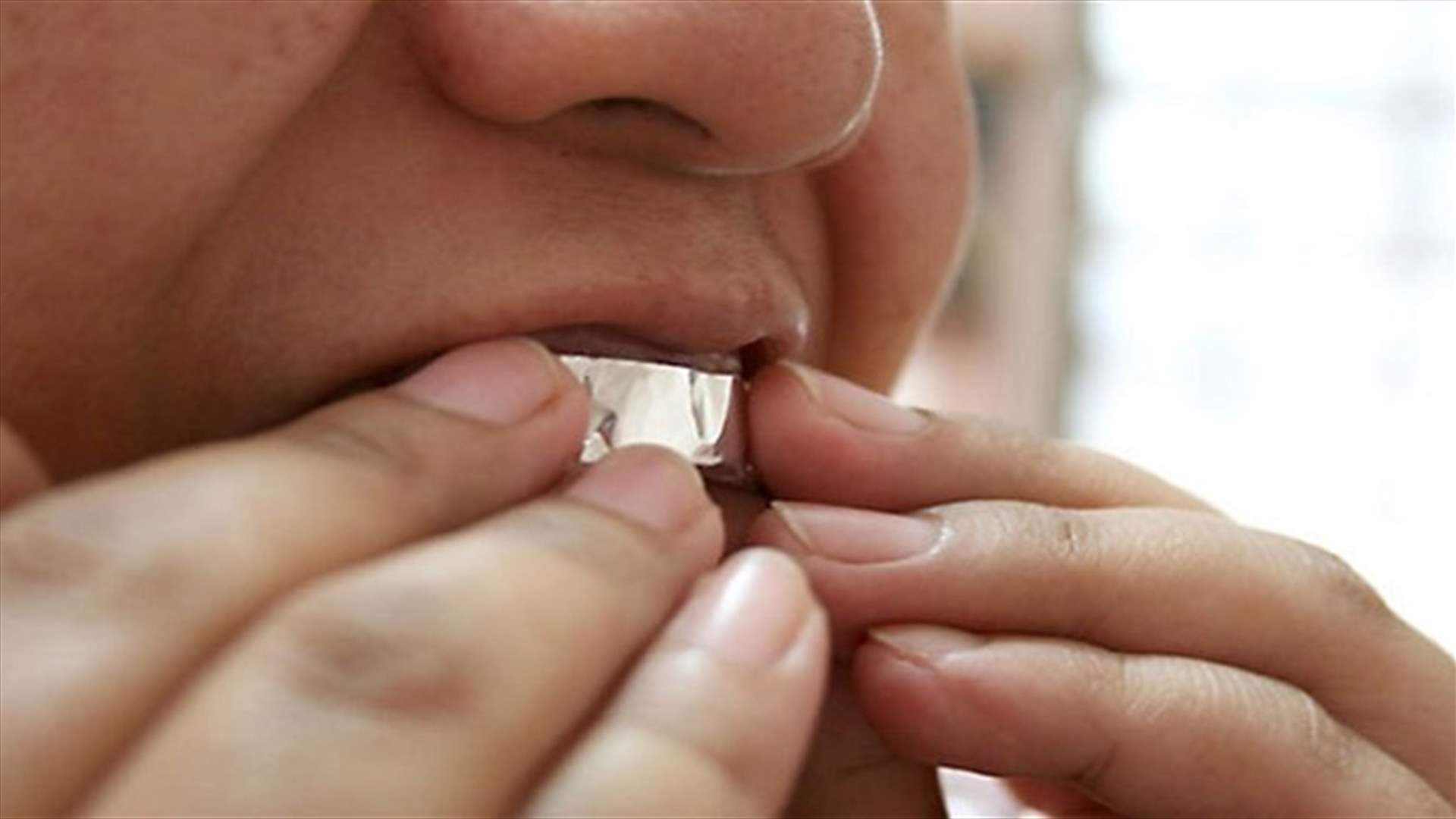 ماذا سيحدث إذا وضعتم ورق الألومنيوم على أسنانكم لمدة ساعة واحدة؟