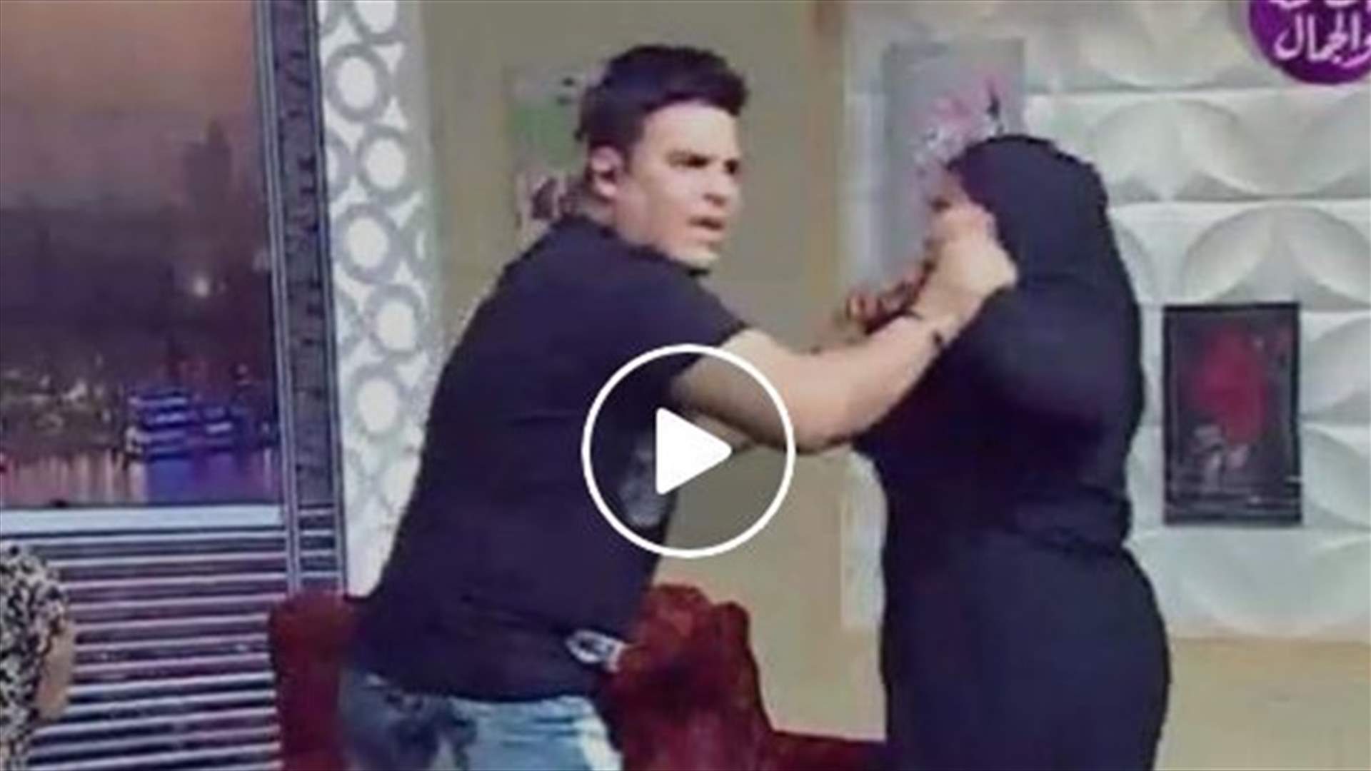 بالفيديو: ضيفة مصريّة تضرب إعلامياً مباشرة على الهواء.. شتائم وإشتباك بالأيدي!