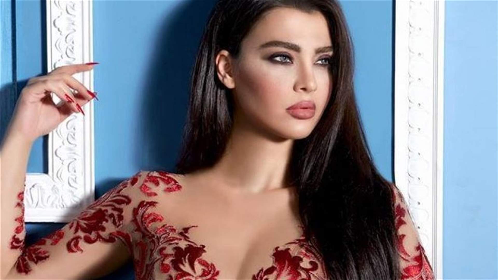 قمر تشعل مواقع التواصل الإجتماعي بجلسة تصوير... من دون بنطال!