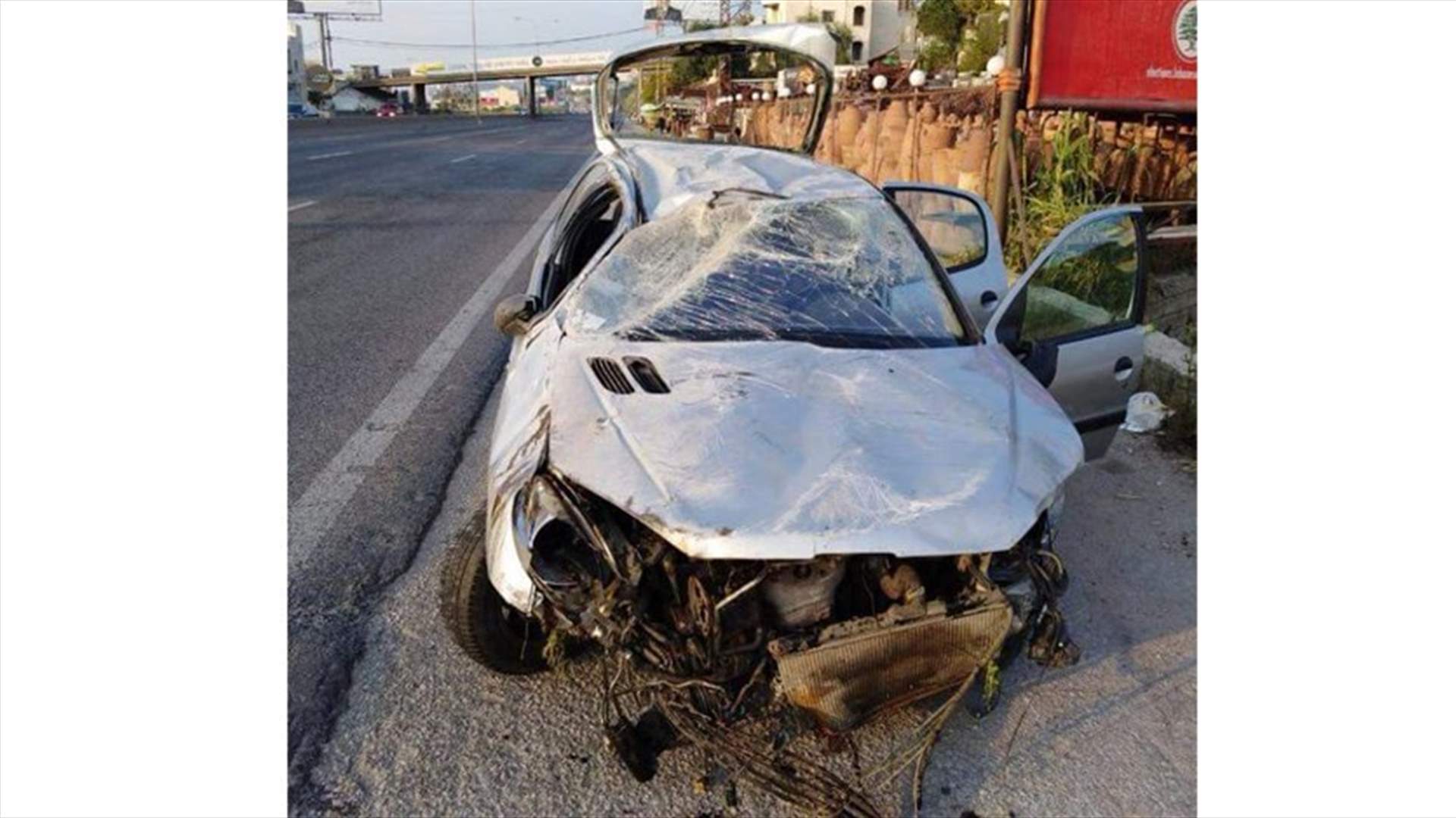 بالصورة - جريح بإنقلاب سيارة على أوتوستراد البوار