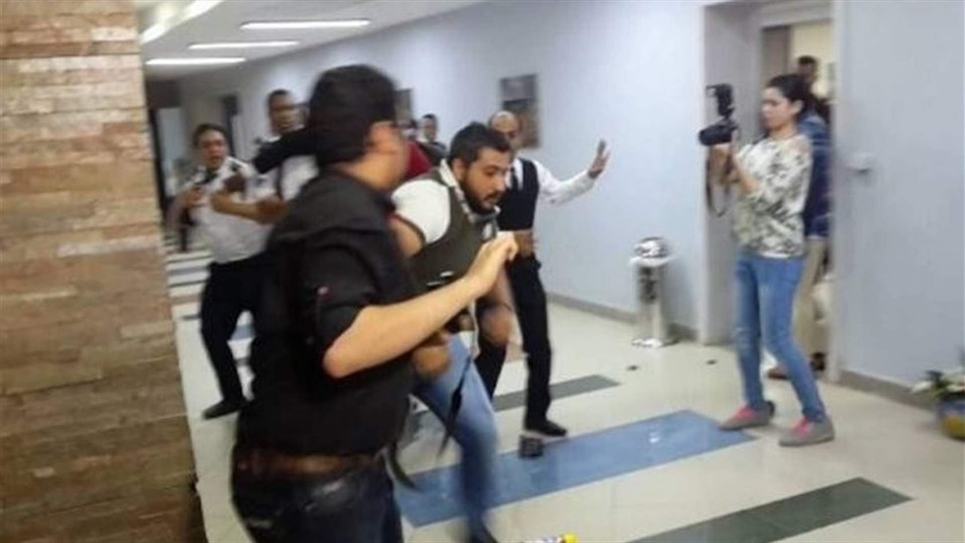 عراك وتضارب.. هل تحوّل حفل هذا الفنان العربي إلى إعتداءات وحشية؟