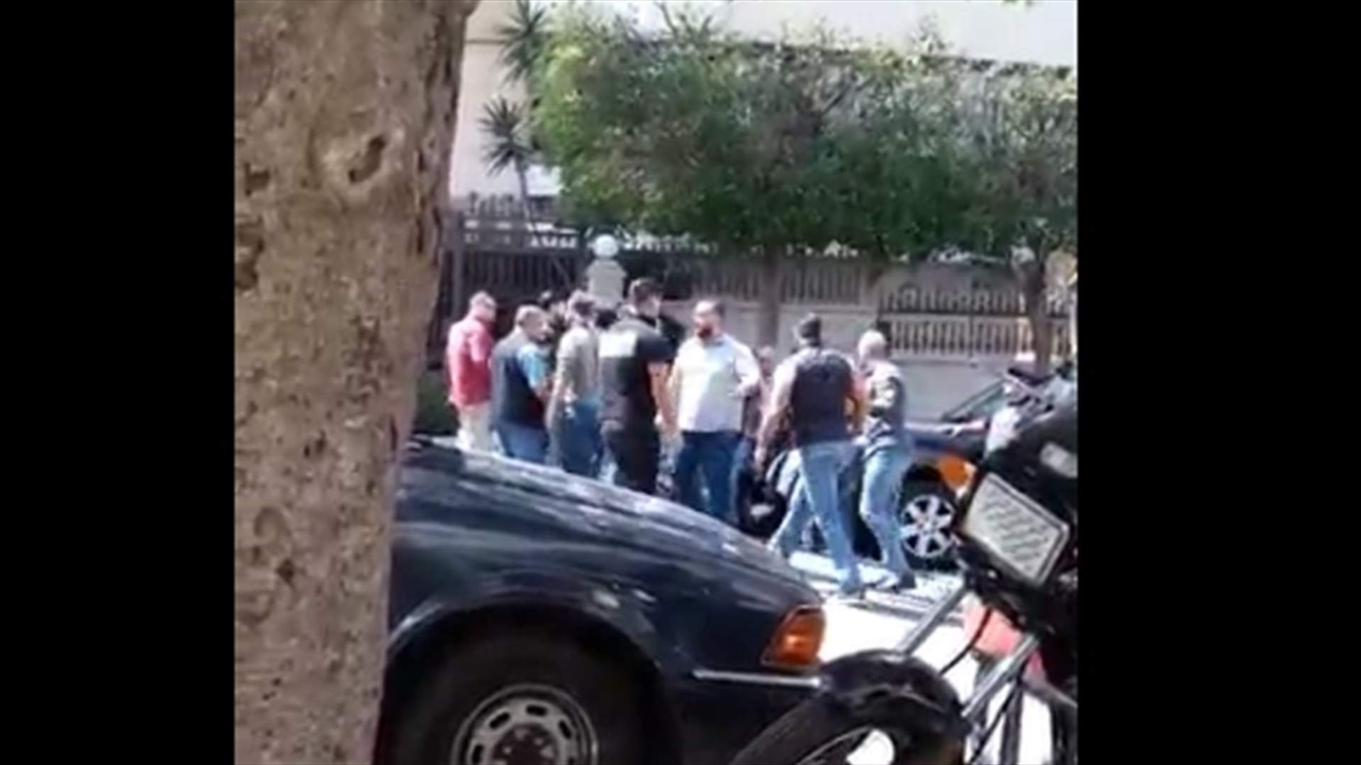 بالفيديو- بعد اشكال البربير...تدافع وتلاسن في كاراكاس