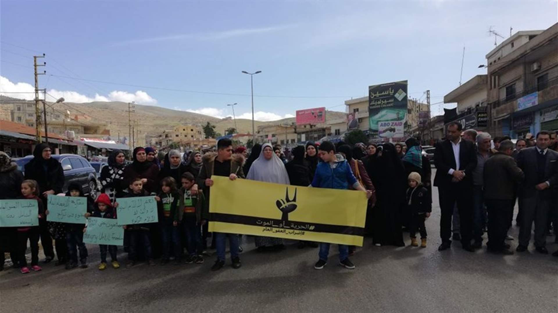 أهالي الموقوفين الاسلاميين يقطعون طريق المصنع...
