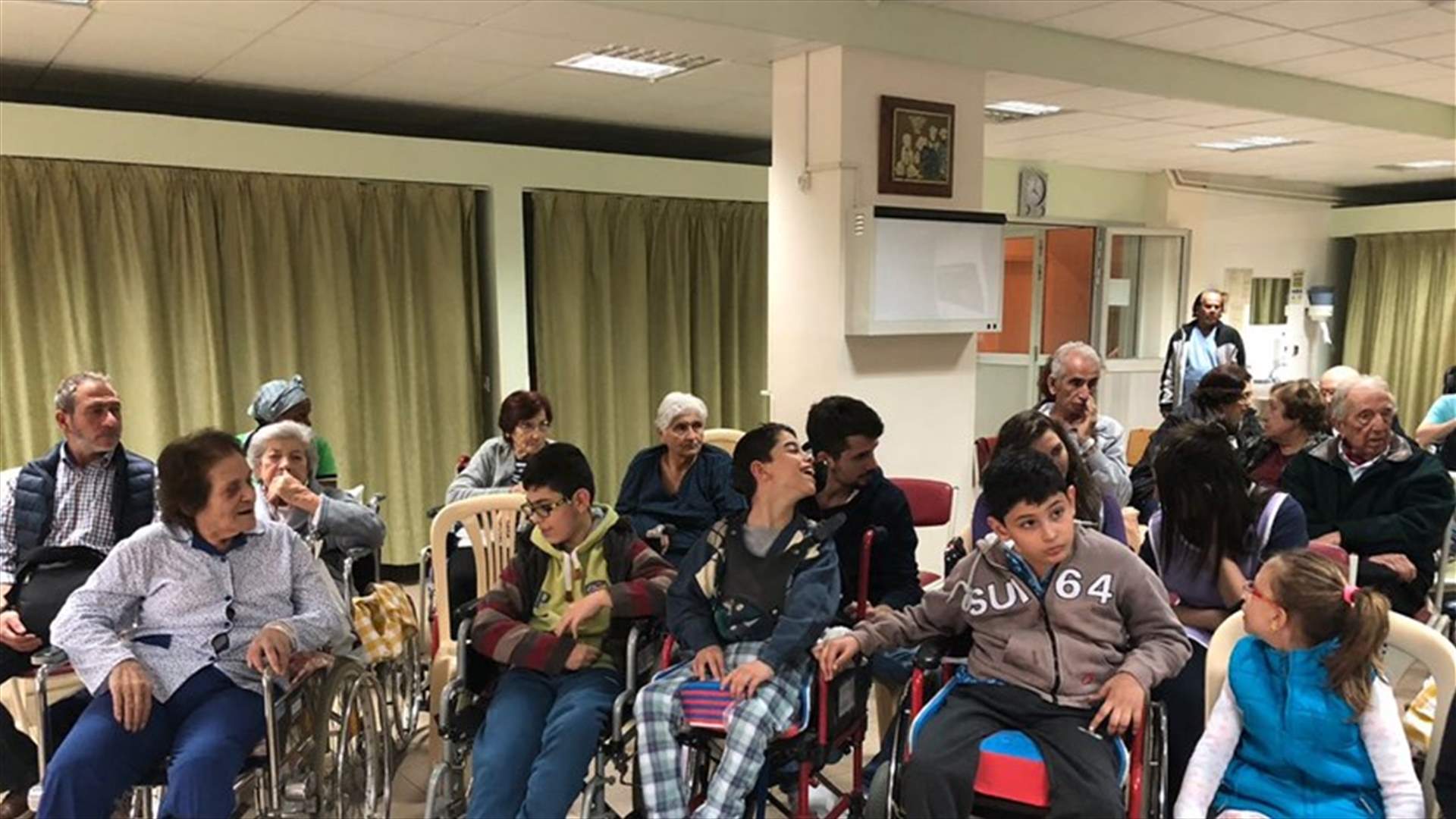 "البيانو"... بَلسَمُ الروح لِكبار السنّ وذوي الإعاقات...