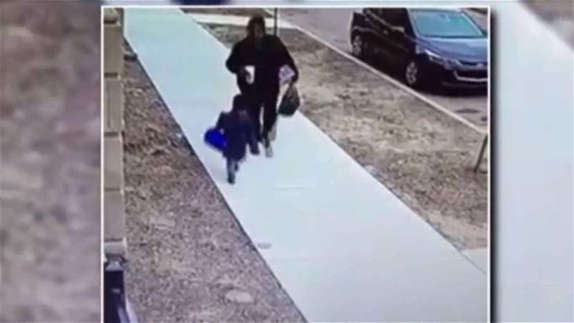 بالفيديو- كاميرات المراقبة فضحتها... ماذا فعلت سيدة بطفل صغير؟