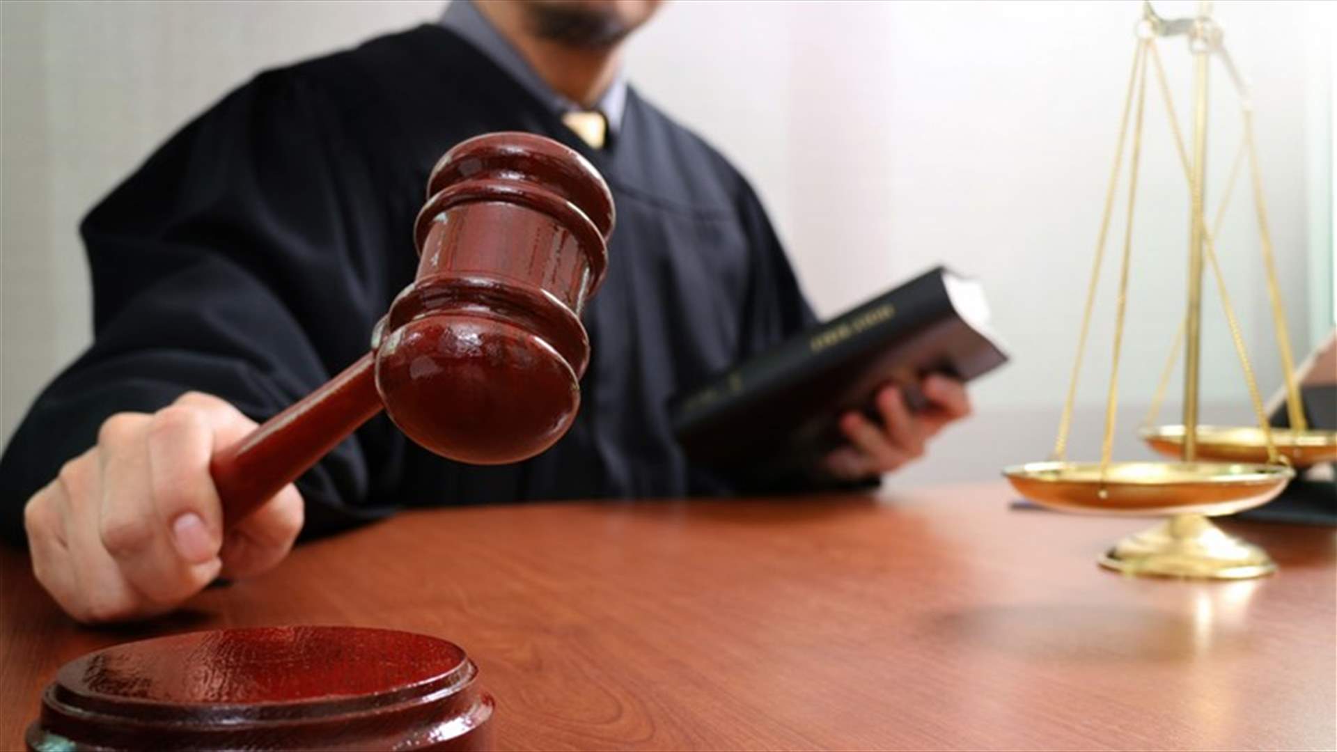في حادثة غريبة... متهم خلع ملابسه ووقف عارياً أمام القضاة!