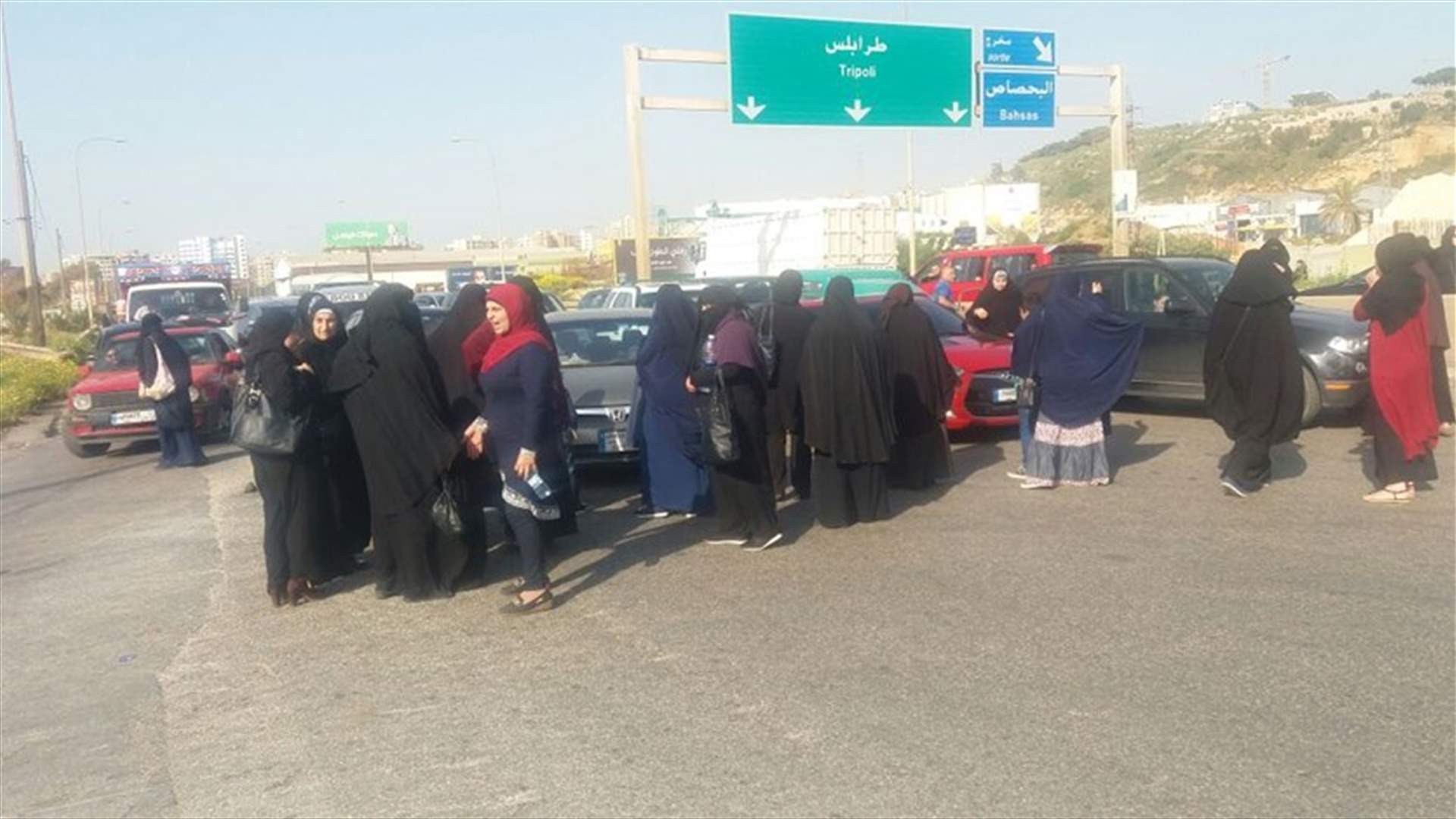 بالصور- أهالي الموقوفين الإسلاميين يقطعون الطريق عند مستديرة السلام... ويعلنون بدء التصعيد