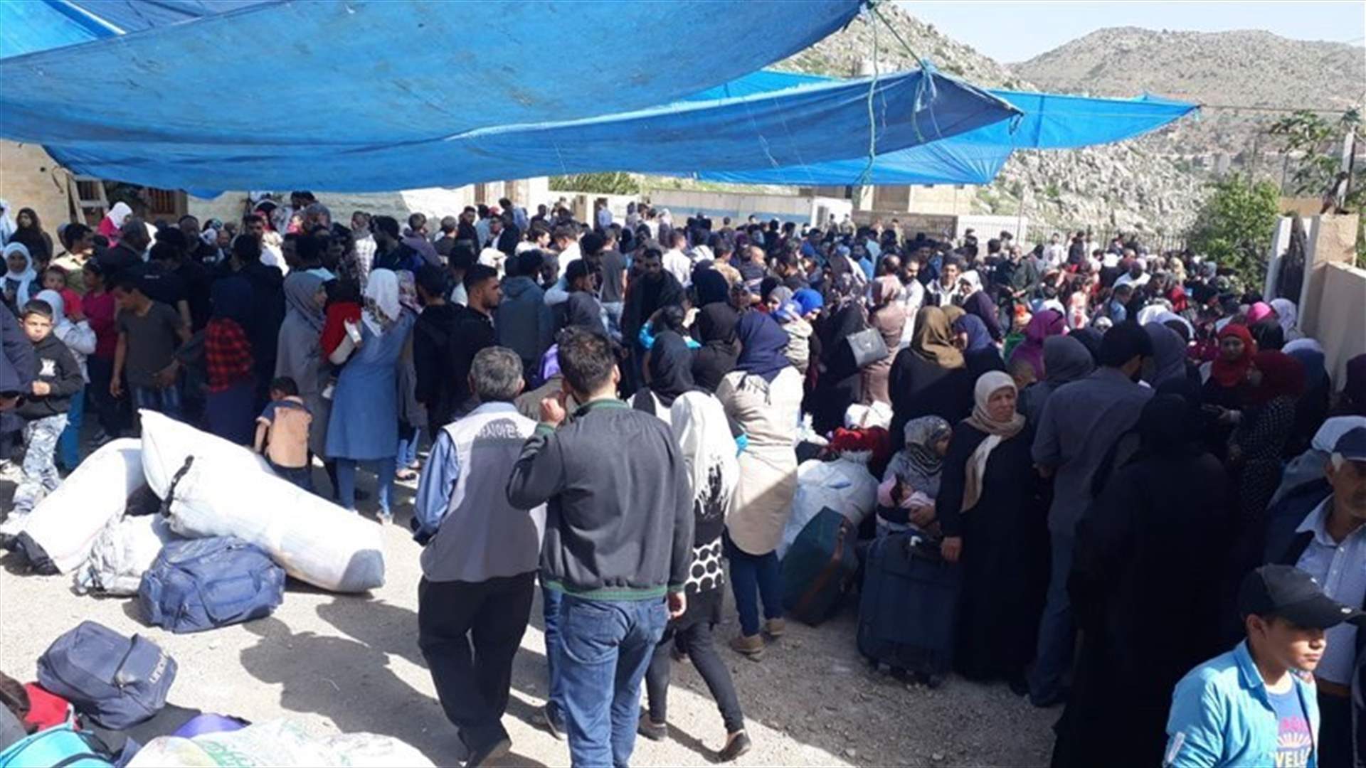 [PHOTOS] Syrian refugees gather in Shebaa, wait for buses to transport them to their towns