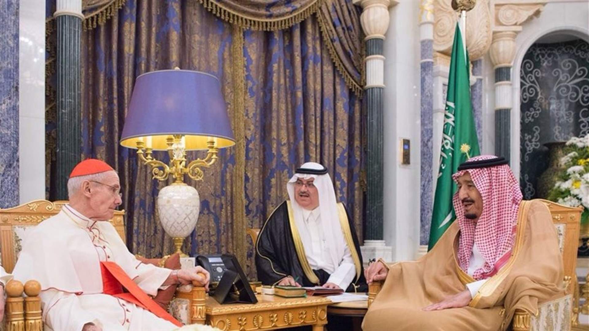 بالصور - الملك سلمان يبحث نبذ العنف مع رئيس المجلس البابوي