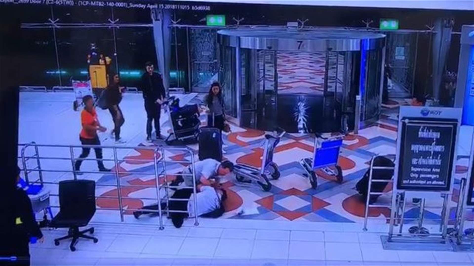 بالفيديو- اعتدى بالضرب على رجل لا يعرفه في المطار...والسبب صادم!