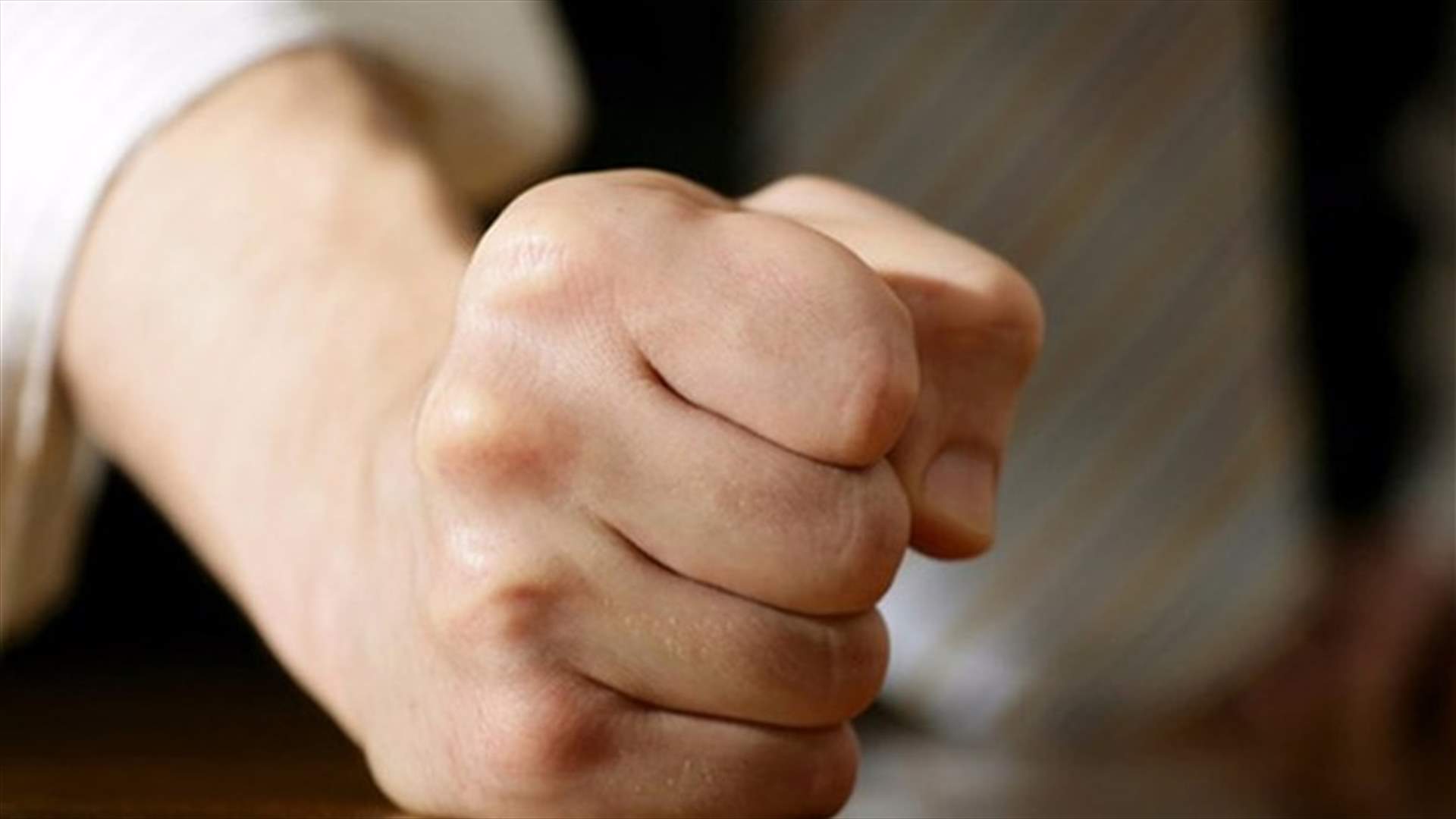 بالفيديو- أب ينتقم من مُغتصب ابنته... أمام الجميع