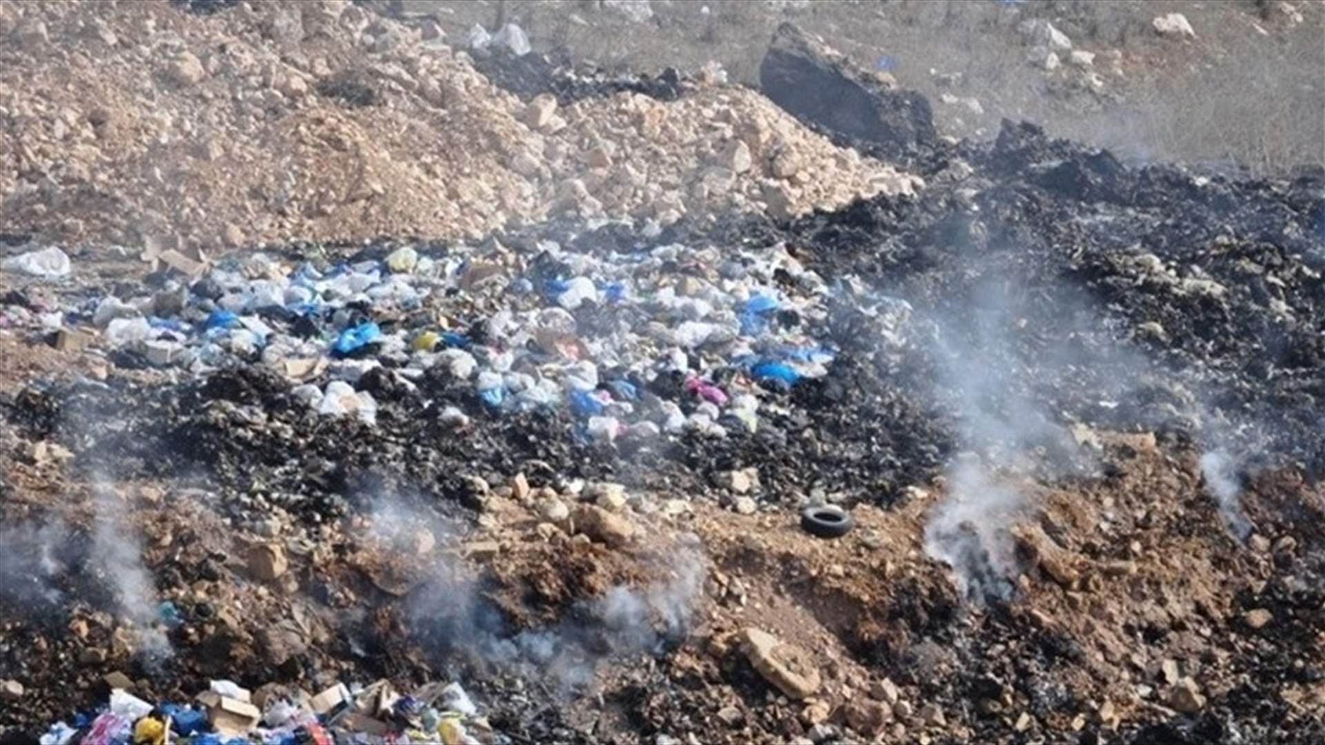 انفجار قنبلة عنقودية في مكب للنفايات...