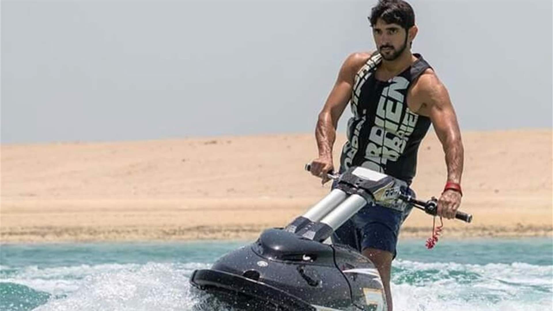 بالفيديو- ولي عهد دبي ينقذ سلحفاة بحرية على الشاطئ