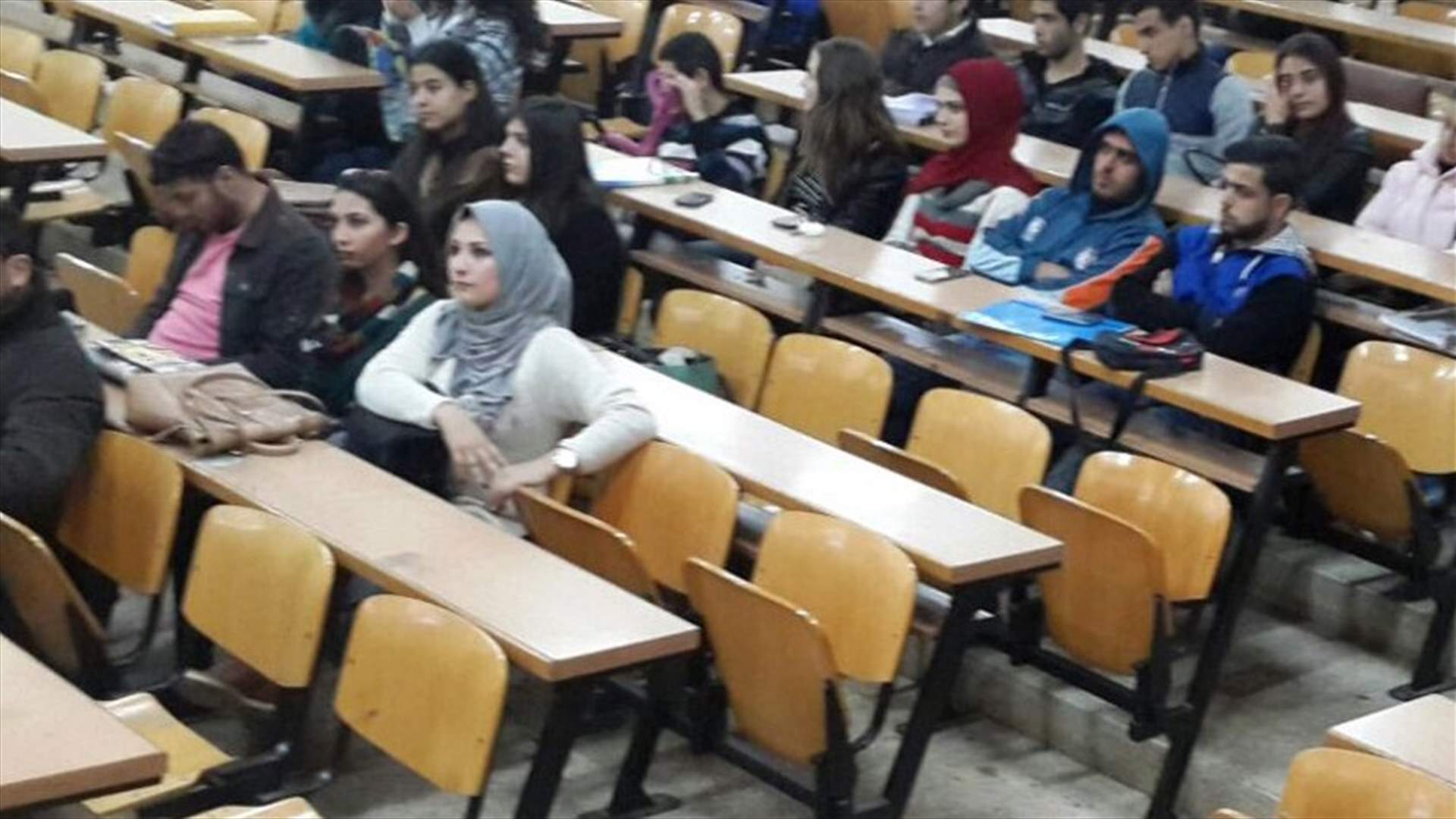 طلاب الفروع الأولى في الجامعة اللبنانية: نأسف لقرار رابطة الأساتذة المتفرغين