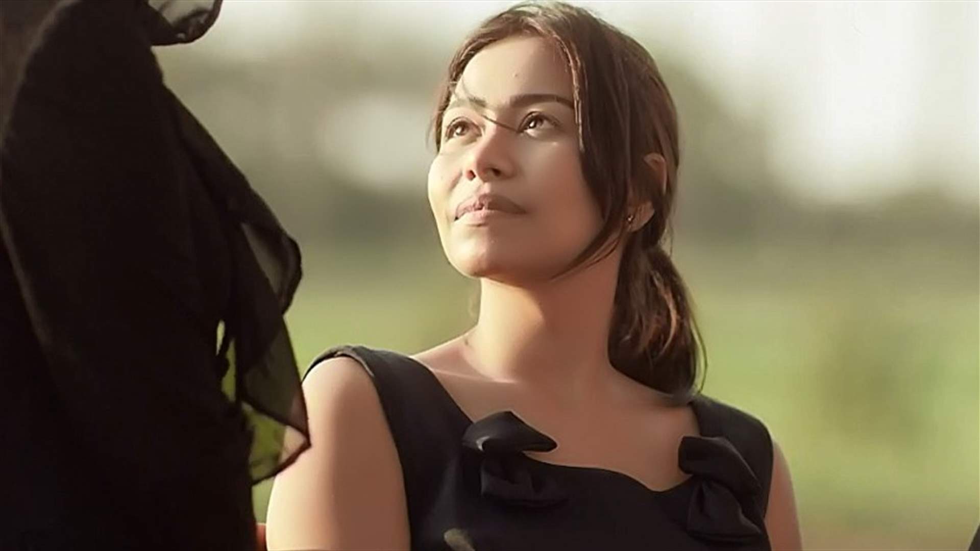 حطّمت هاتفها في عزاء والدها.. شيرين تصبّ غضبها على صحافية