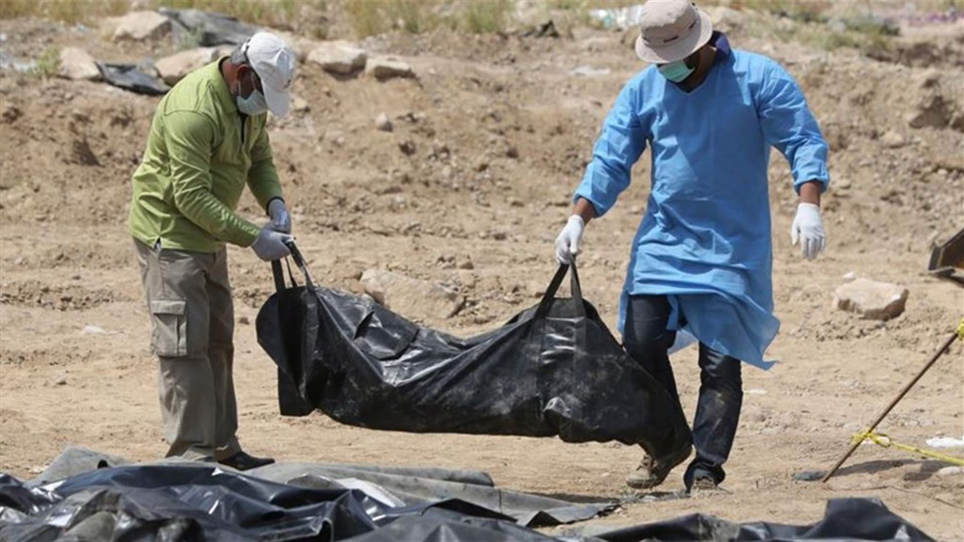 العثور على عشرات الجثث داخل مقبرة جماعية في الرقة