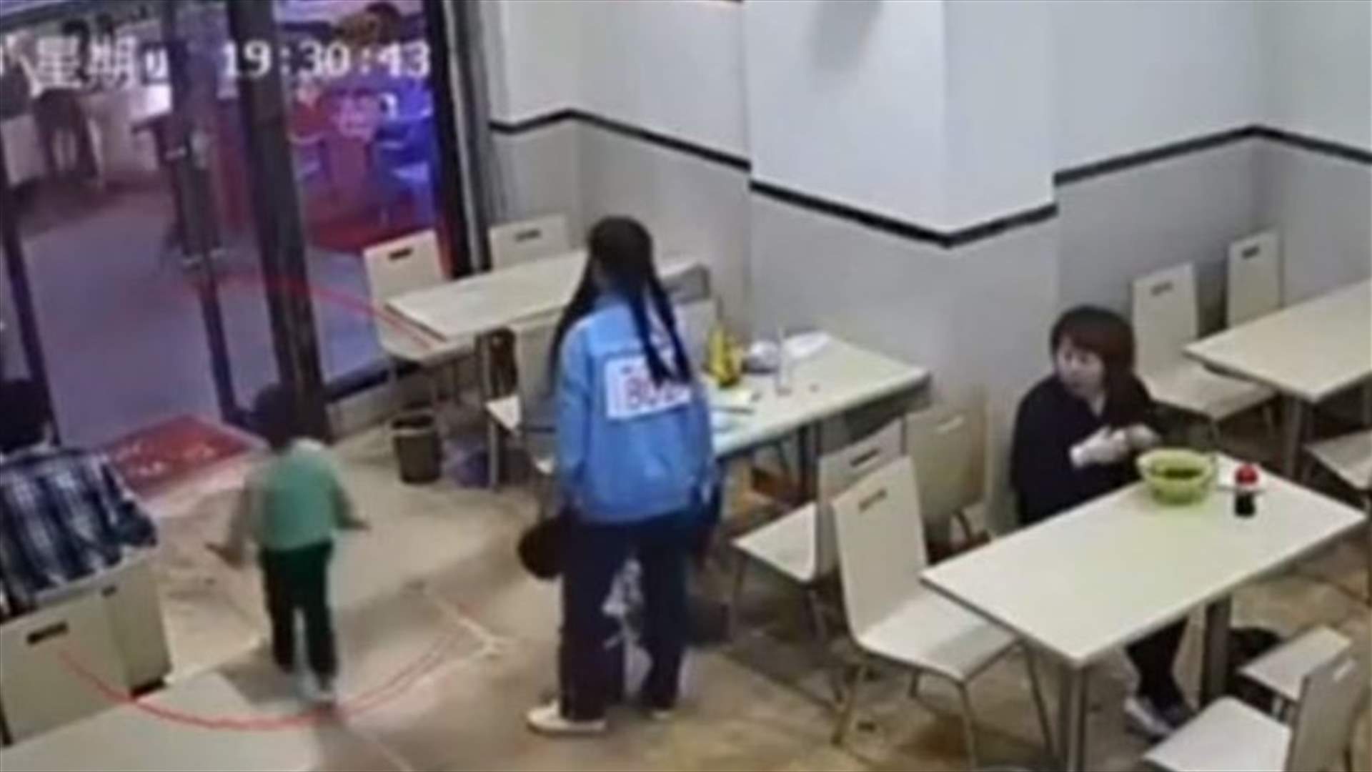 بالفيديو- ماذا فعلت سيدة حامل بطفلٍ أزعجها داخل مطعم؟