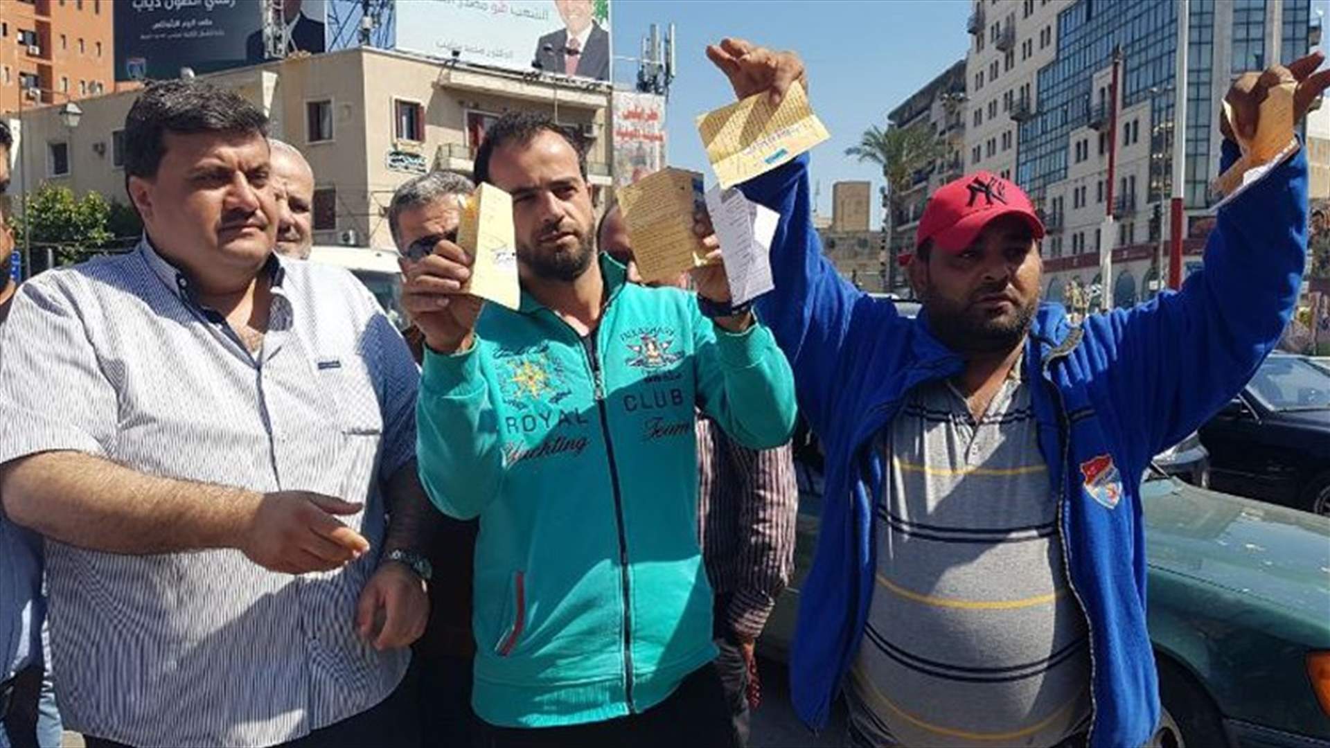 اعتصام لسائقي الباصات على خط بيروت طرابلس