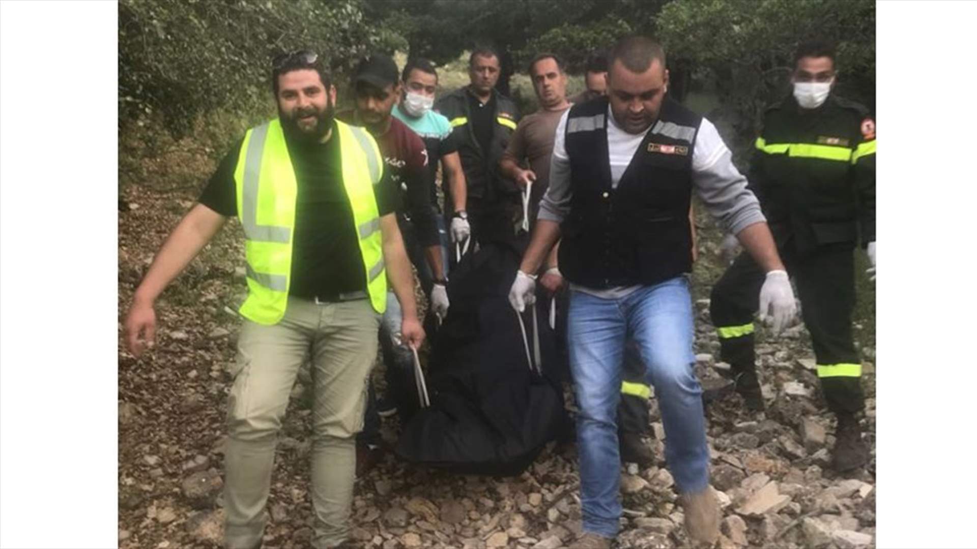 بالصورة - سحب جثة رجل مجهول الهوية من جبل الصويري