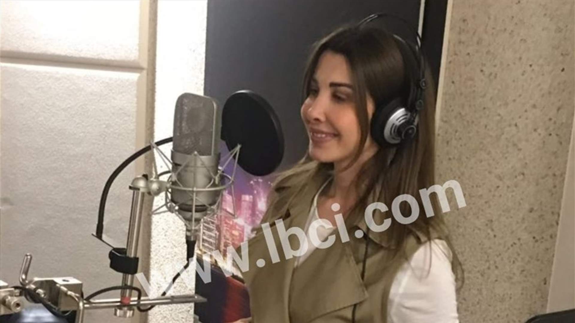 خاص بالصور: نانسي عجرم تسجّل الآن شارة مسلسل "جوليا" في الاستديو