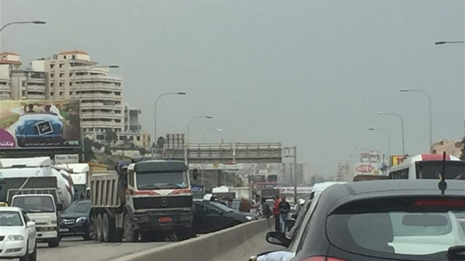 بالصور - حادث سير على اوتوستراد خلدة وزحمة سير كثيفة