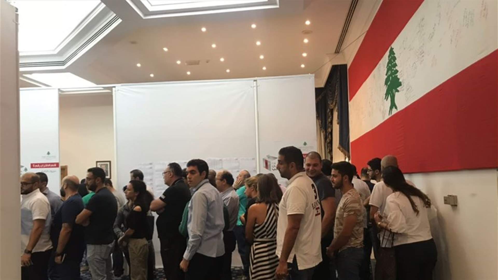 اقبال كثيف في دبي...وعقبات في وجه بعض المقترعين