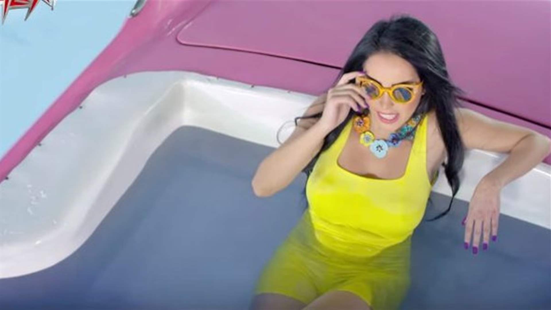 بالفيديو: فنانة لبنانيّة حوّلت صندوق سيّارتها إلى حمّام سباحة!