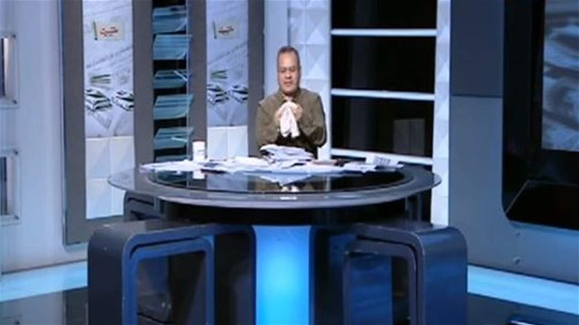 بالفيديو- اعلامي مصري يخلع جواربه على الهواء... والسبب صادم