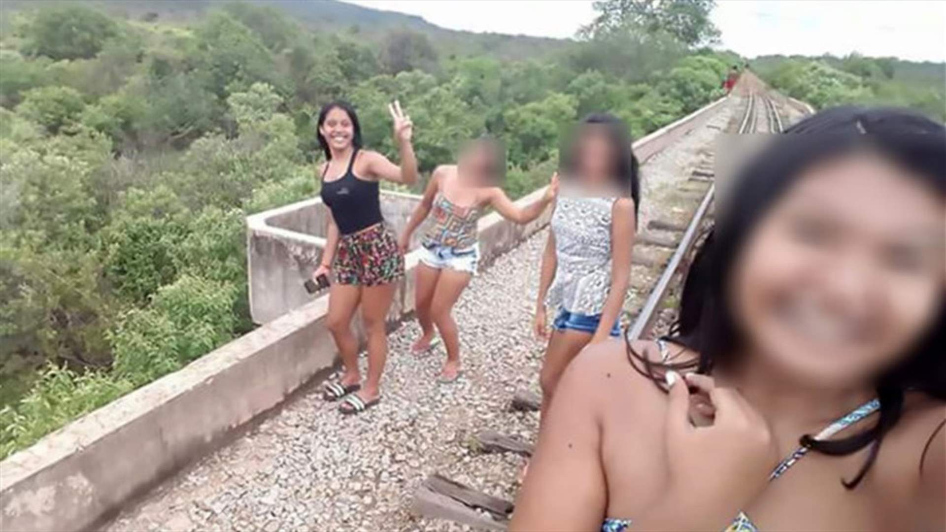 3 مراهقات سقطن عن الجسر أثناء التقاط سيلفي... إليكم ما حصل!