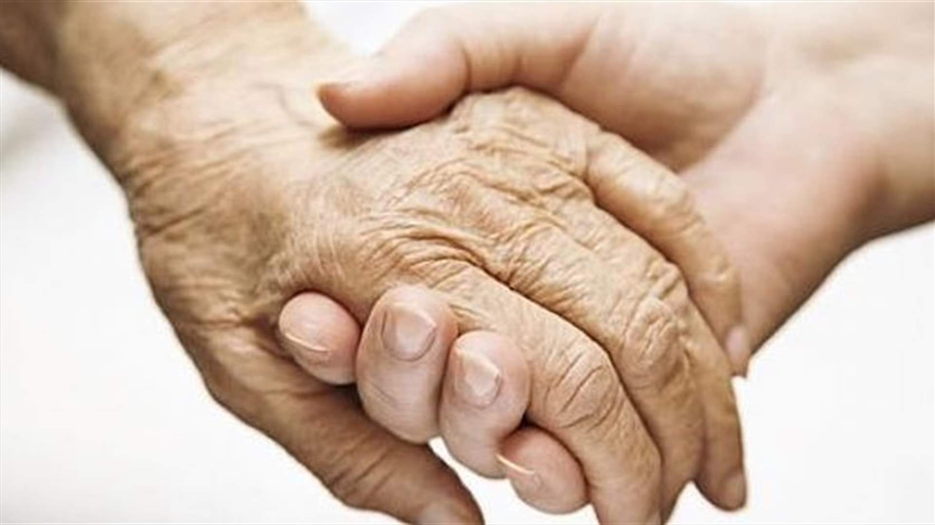 خوفاً من الوحدة والإكتئاب.. نجمة عربيّة تعيش في دارٍ للمسنين