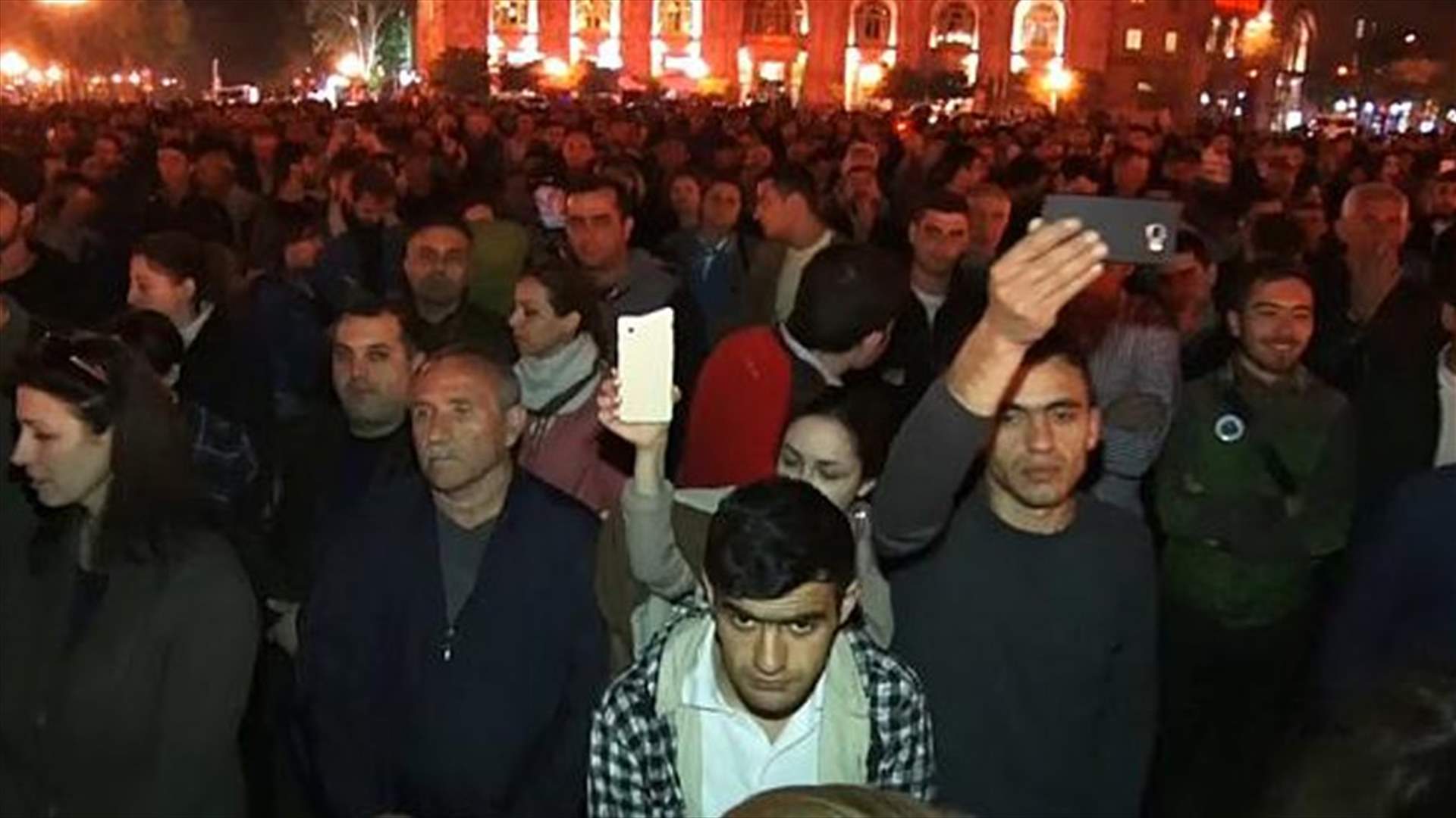 في أرمينيا...محتجون يغلقون طرق العاصمة